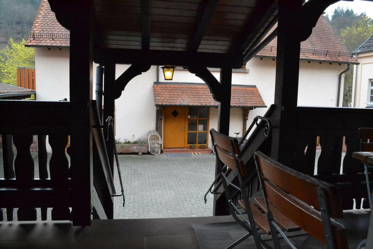 Pension - Gaestehaus Zum Pfaelzerwald Hinterweidenthal エクステリア 写真